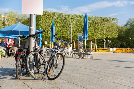 夏季欧洲著名的旅游景点和自行车泊位图片