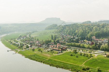 德意志埃尔贝河边的城镇景观图片