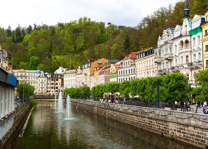 欧洲古城镇著名的旅游地点城市河流和石桥图片