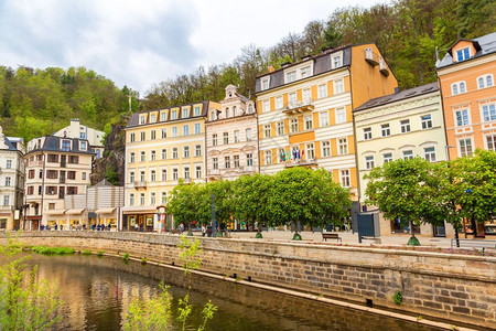 捷克城市卡洛维法利著名的旅游胜地老建筑和河流图片