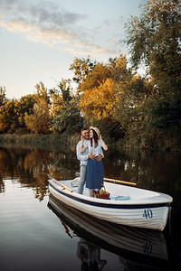情侣在船上拥抱图片