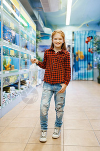小女孩在宠物店里寻找金鱼图片