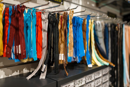 在纺织店的货架上展示缝纫商店的服装选择在纺织店的货架上展示彩色拉链没有人图片