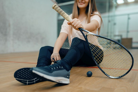 坐在地板上休息的网球女运动员图片