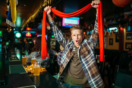 青少年在酒吧庆祝最喜爱球队比赛图片