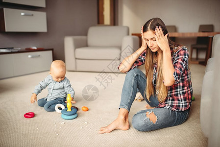 奔溃的妈妈与她的儿子图片