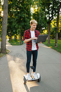 在公园使用平衡车的年轻男子图片