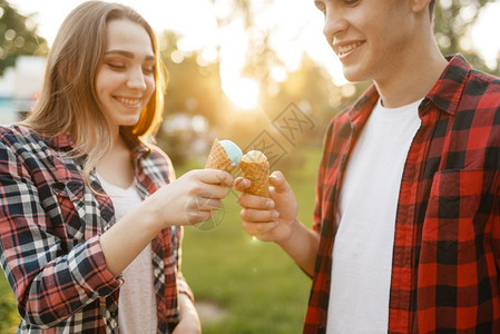 年轻男女在公园享受冰淇淋的乐趣图片