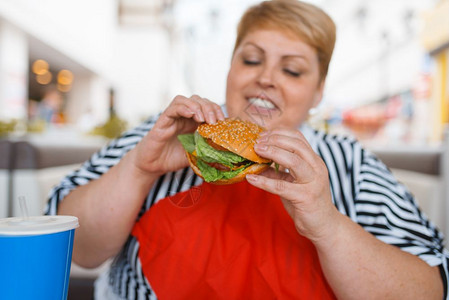 在商场吃快餐的胖女人图片