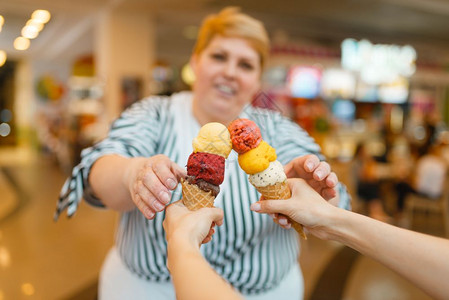 胖女人在快餐商场厅买两个冰淇淋超重女吃冰淇淋肥胖症图片