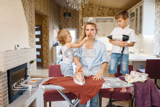家庭主妇和孩子在家一起做家务孩子在旁捣乱图片
