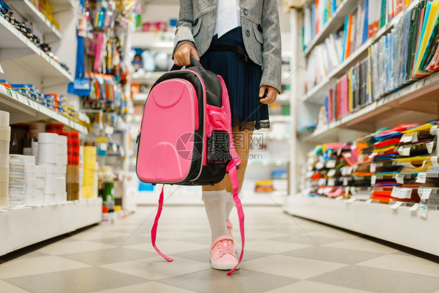 女学生在商店购买办公用品图片