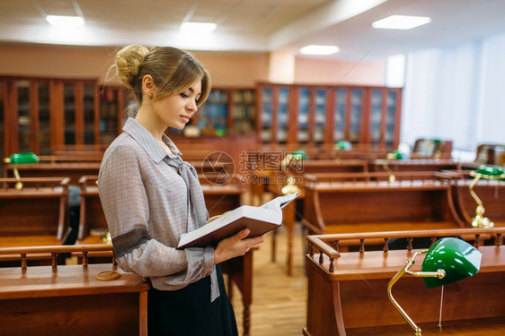 大学图书馆女青年在阅读图片