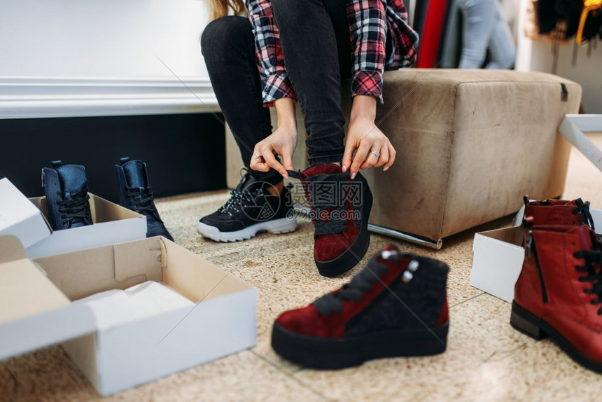 在商场试鞋的女人