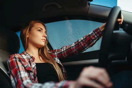 年轻的女司机正在驾驶汽车图片