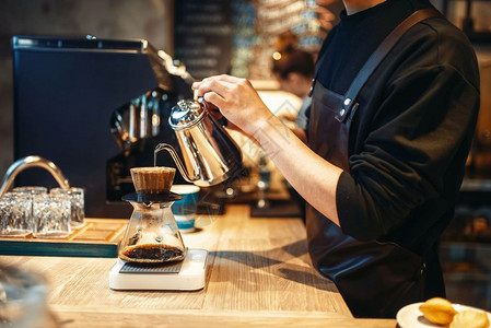 咖啡师正在制作咖啡为顾客服务图片