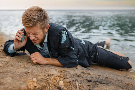 打电话海破产男商人崩溃的趴在地上打电话背景