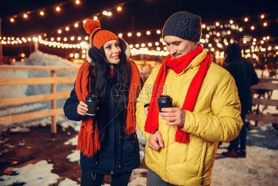 冬季夜晚情侣喝咖啡浪费约会图片