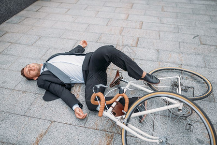 商人从自行车上摔下昏迷图片