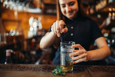 女酒保准备饮料女图片