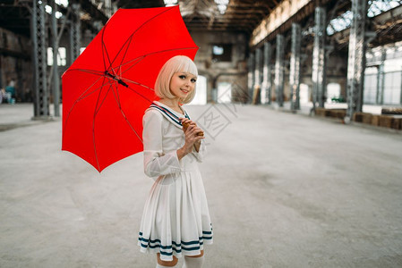红雨伞的金发美女时尚亚洲文化图片