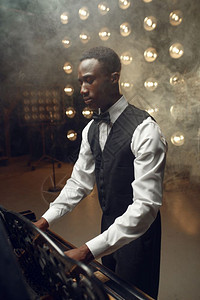 黑人艺术家在弹钢琴图片