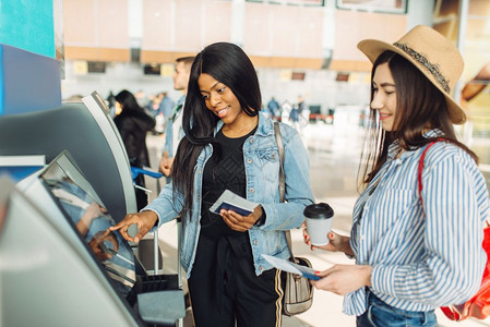 2名女旅行者在机场的Atm取现金图片