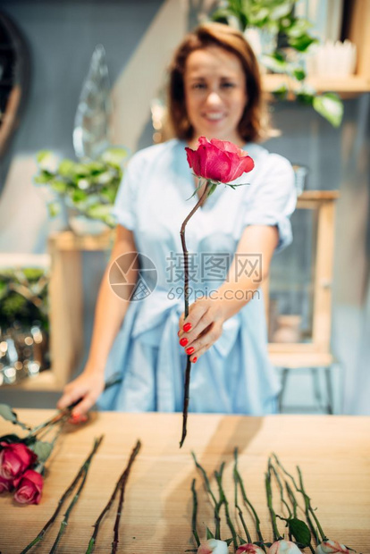 花匠在做漂亮亮的花束服务大家图片