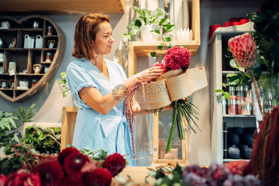 花店女花匠在制作花束图片