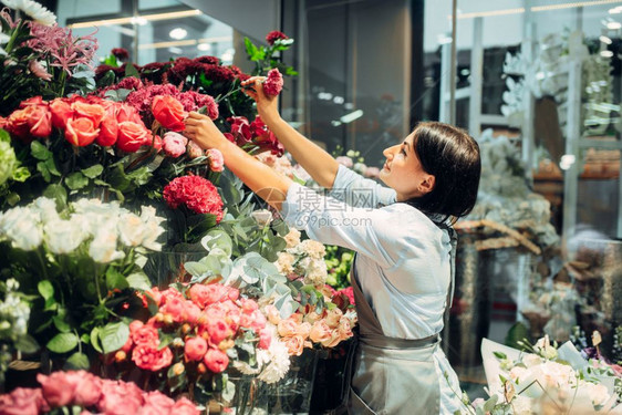 女店员在花店服务图片