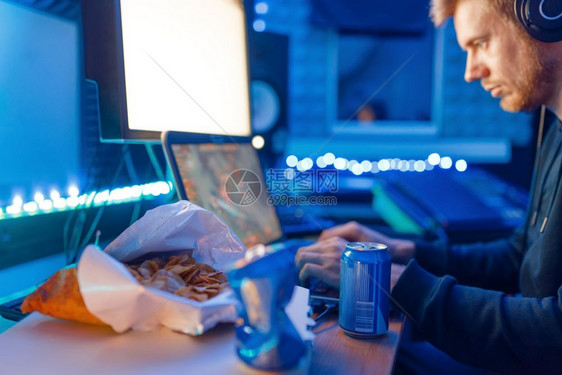 男游戏玩家玩游戏杆在台式电脑上游戏生活方式网络运动电脑游戏成瘾电玩玩家在房间里用霓虹灯在电脑上玩游戏的游戏玩家图片