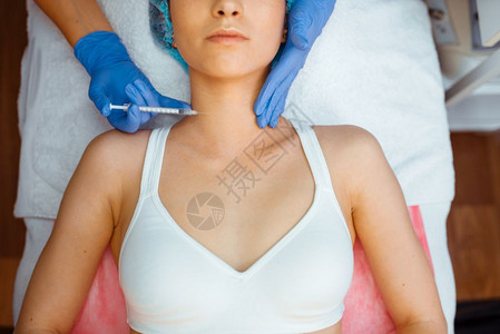 专业技师在给美女做颈部微整手术图片