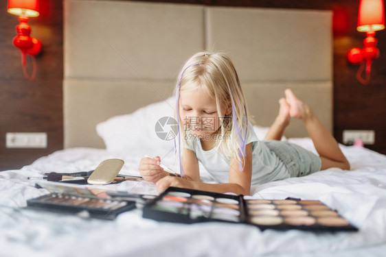 小女孩在卧室化妆图片