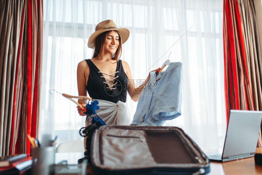 妇女在办公室选旅行服装图片