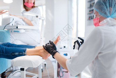 美容院女客户的指甲护理治疗图片