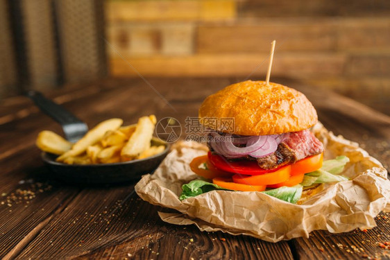 餐桌上的的美食汉堡图片