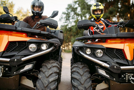 戴头盔的骑手骑着山地摩托车在山路上整装待发图片