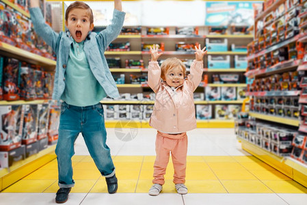 举起手来快乐的孩子们在超市购物玩耍图片