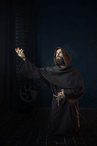 身穿黑袍的修士图片