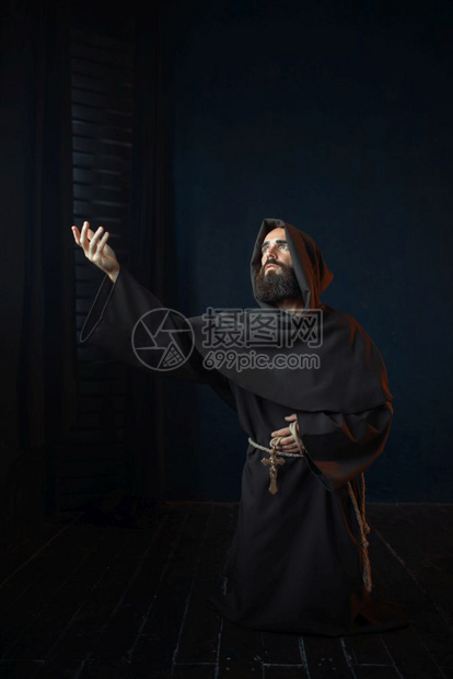 身穿黑袍的修士图片