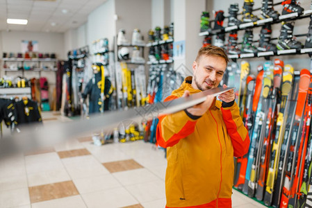 休闲店购买滑雪设备的顾客图片