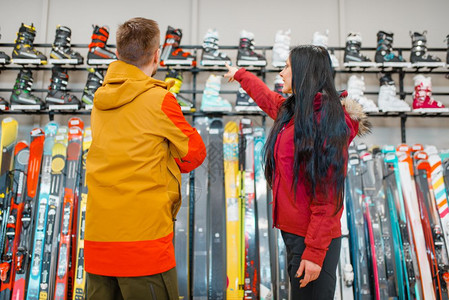 在体育商店选择滑雪设备购物图片