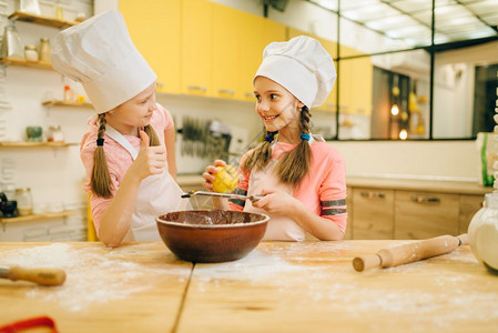 两个小姑娘在厨房做饭儿童厨师准备蛋糕图片