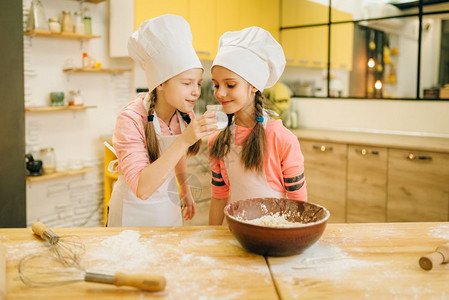 孩子们做糕点小女孩做饭时用帽子闻香草粉图片