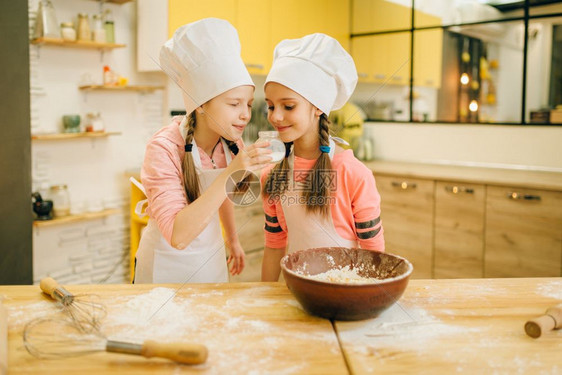 孩子们做糕点小女孩做饭时用帽子闻香草粉图片