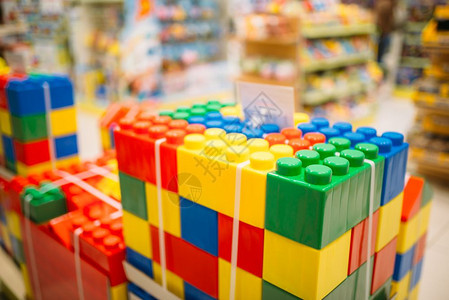 玩具店的彩色立方体学龄前儿童的教育游戏大塑料砖块图片