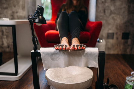 美容院女客户专业指甲和脚皮肤护理图片