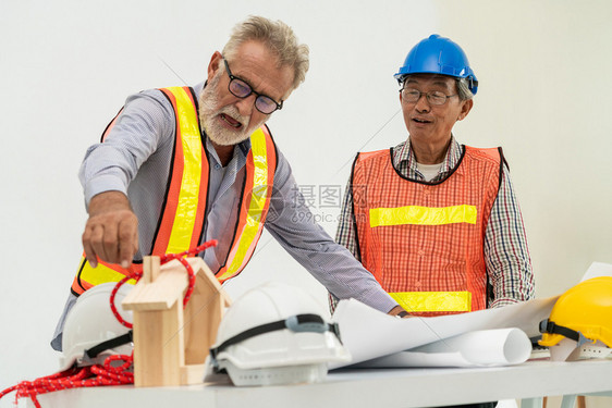 高级工程师和建筑师沟通工作图片