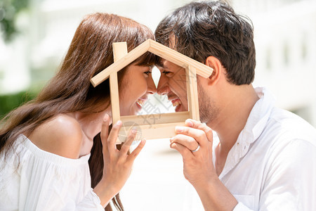 年轻夫妇计划买房子过上幸福的生活年轻夫妇计划买房子的概念图片