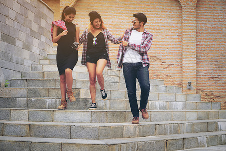 一群大学生在走下楼梯图片素材